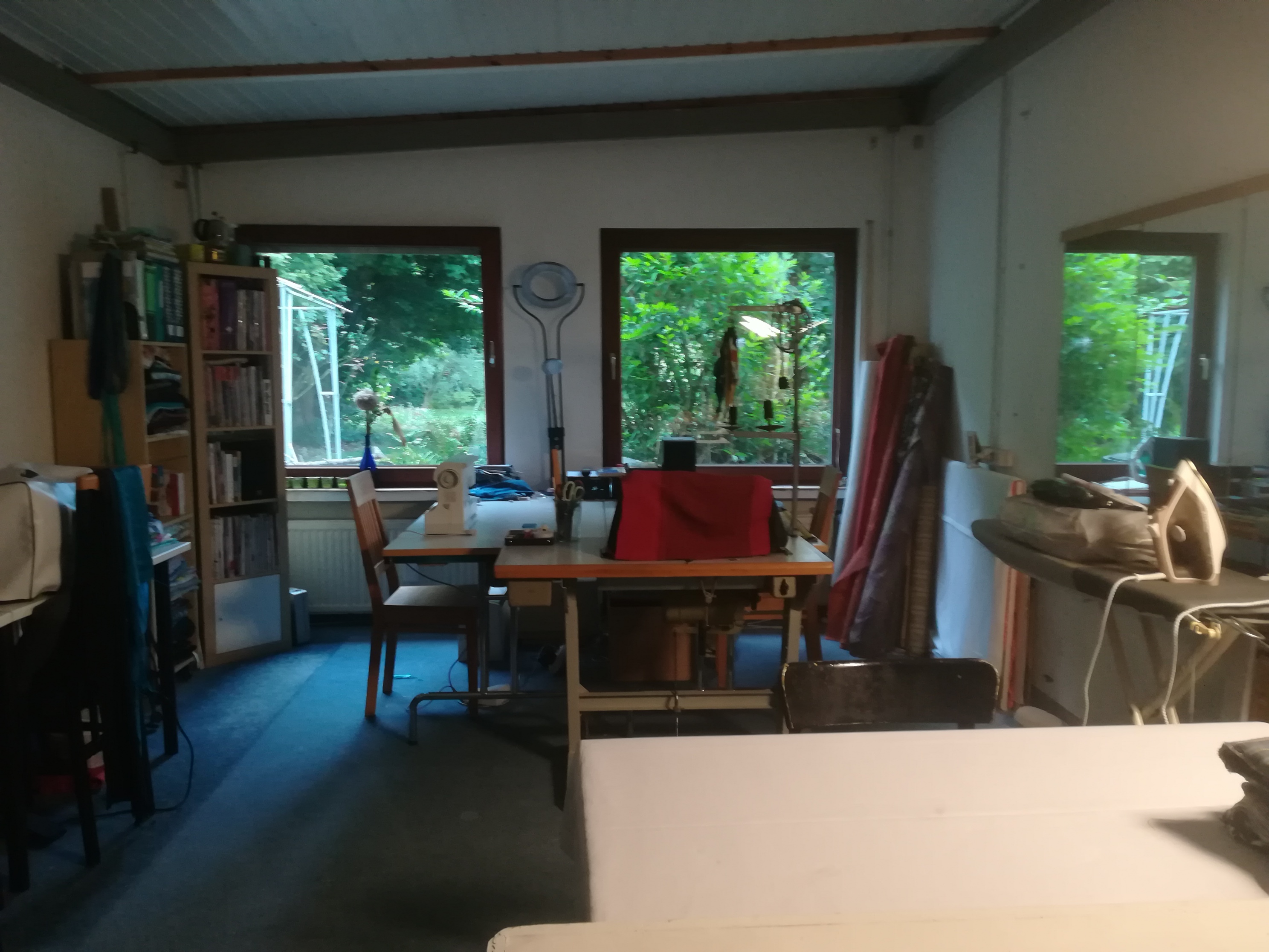 Meine Werkstatt befindet sich in Friesdorf auf der annaberger straße in einem großen, hellen Raum im Hinterhaus. Hier steht die für Ihr Nähprojekt passende Nähmaschine sowie alles an Handwerkszeug und gängigen Kurzwaren.